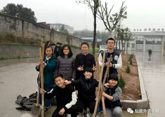 綠色春天，學(xué)生會(huì)植樹校園