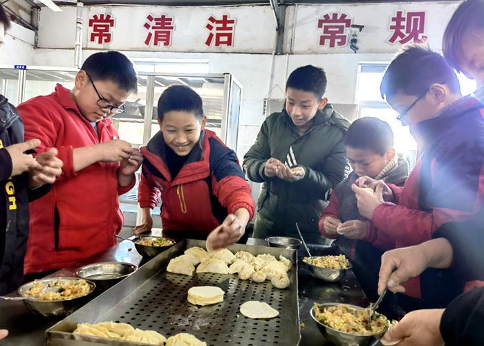 小學(xué)部組織留守兒童開(kāi)展“包餃子 吃蛋糕 迎新年”活動(dòng)