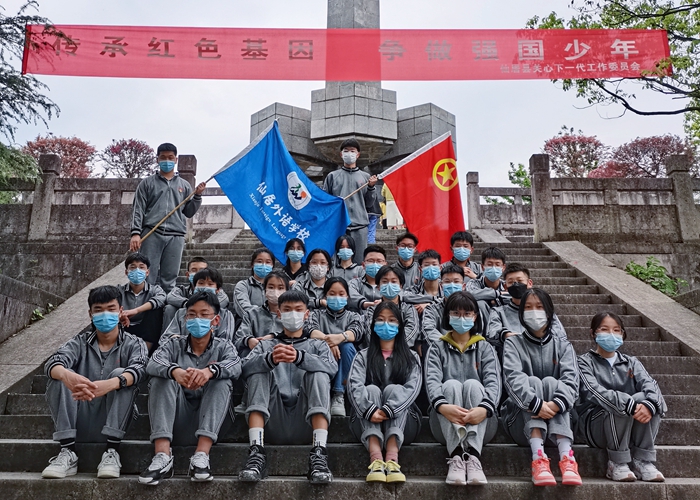 初中部團委師生開展清明祭掃活動